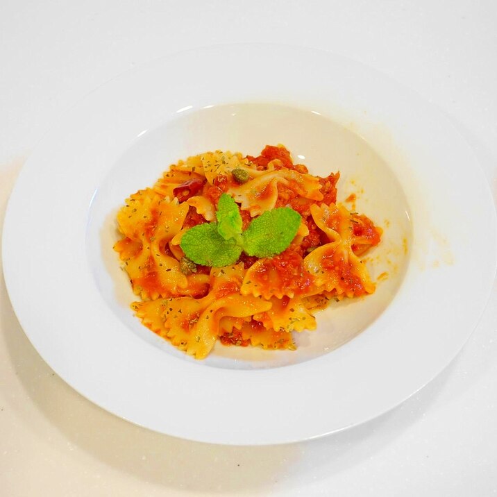 蝶々の可愛いパスタ!トマトソースのファルファッレ